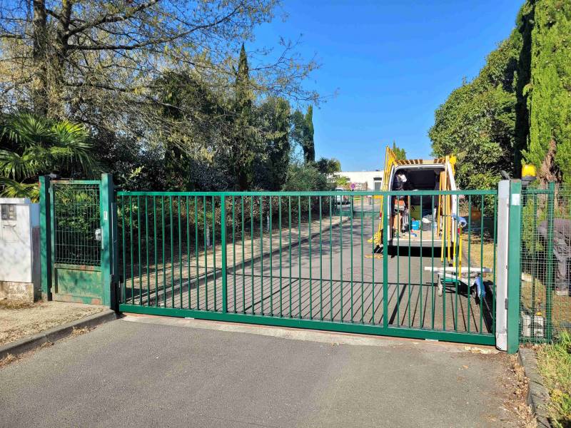 Installation d'un portail coulissant remplissage barreaudé