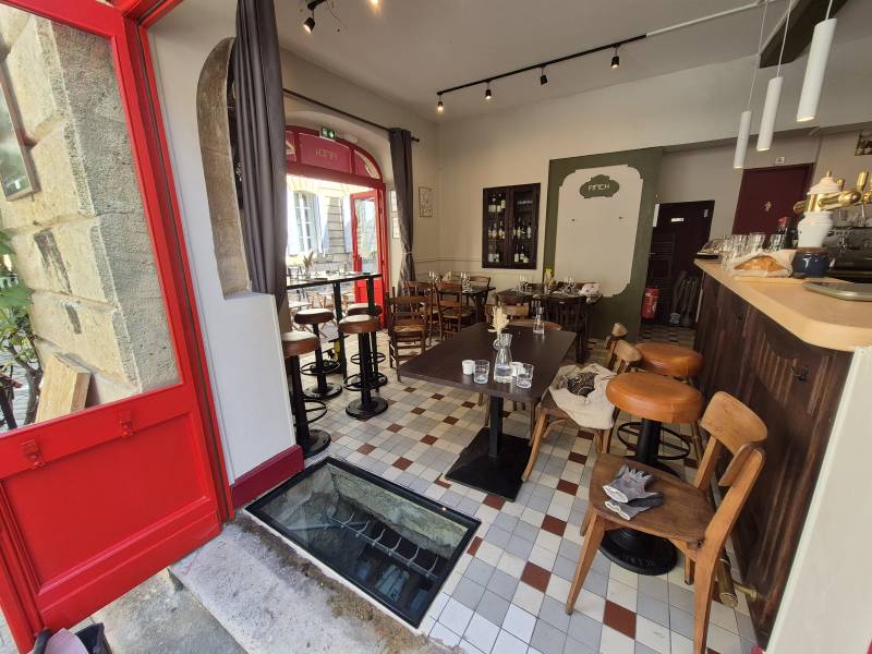 Puits de jour rénové – Résultat final alliant robustesse, transparence et élégance dans un restaurent sur Bordeaux