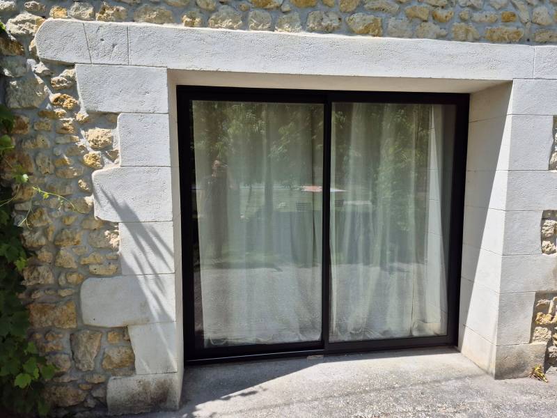 Pose d'une baie vitrée en aluminium à Lesparre dans le médoc