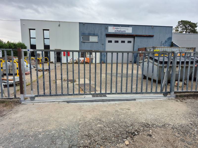 Portail rénové et parfaitement fonctionnel après reprise de la structure et des accessoires en gironde