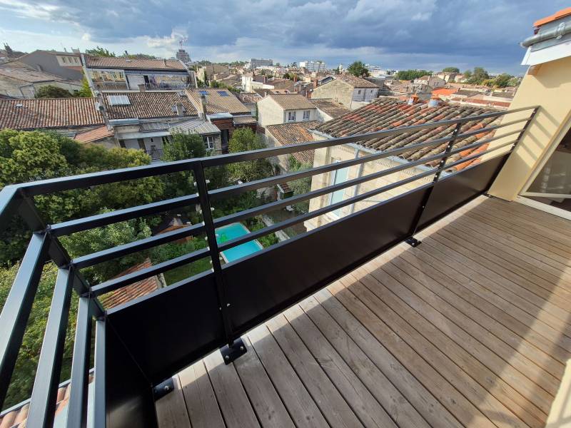Grand garde-corps d’angle de balcon en acier – réalisation à Bordeaux.