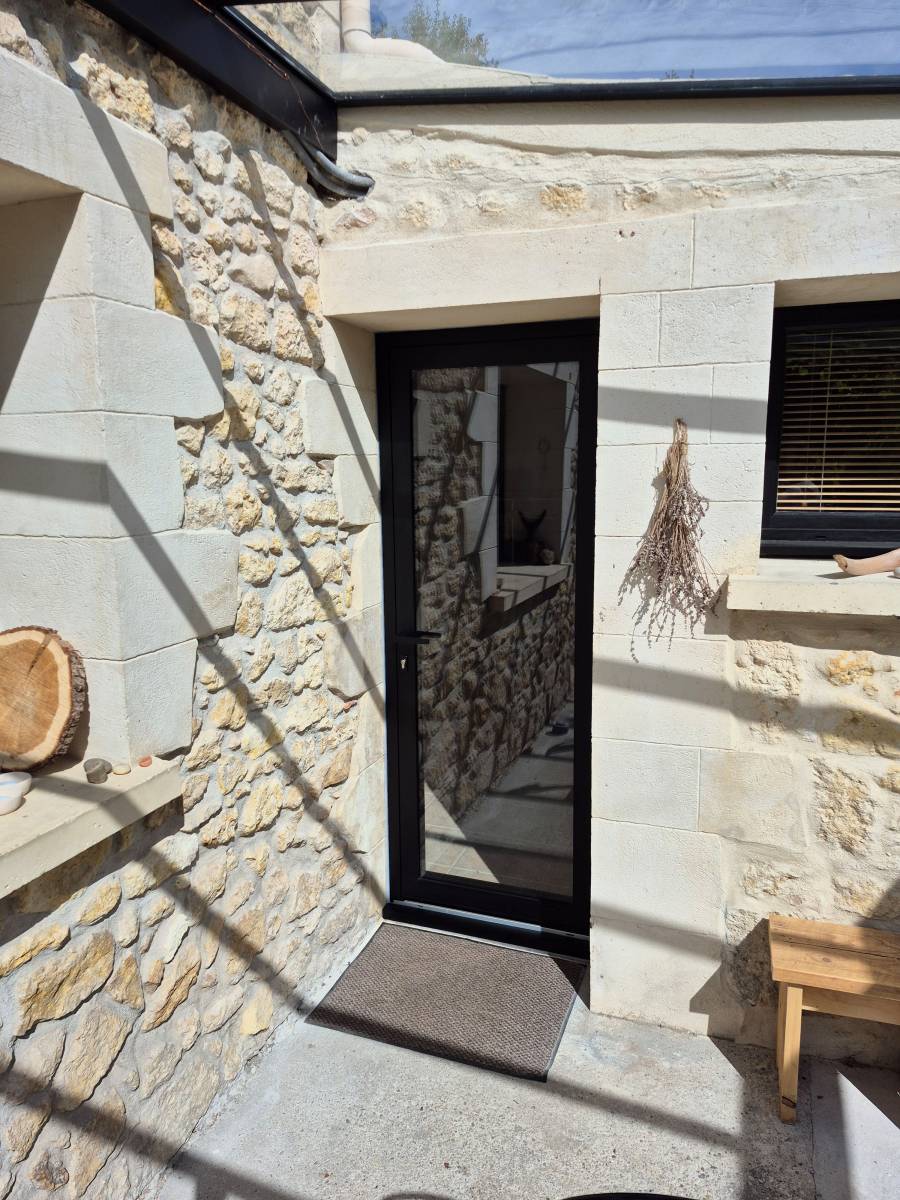 Porte d’entrée aluminium sur mesure installée en Gironde